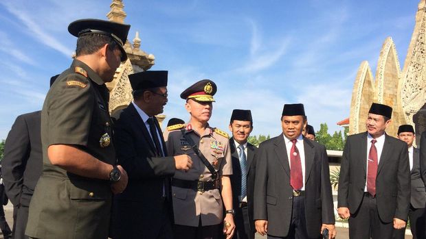 Djarot didampingi Pangdam Jaya Mayjen TNI Jaswandi dan Kapolda Metro Jaya Irjen Pol M Iriawan.