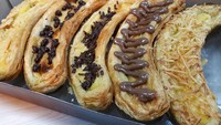 Nadine Wibowo Pie Pisang berlokasi di Tebet dan Tanah Abang. Salah satu variannya ada Single Pie Pisang Mix. Pie bentuk pisang dengan adonan pastry renyah ini punya isi pisang dan topping taburan almond, keju, meisjes, coklat melted hingga crispy ball. 