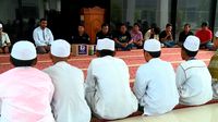 Rajin Sedekah, Tukang Batu Dapat Berkah Umrah
