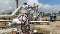 Dari kepala sumur tersebut, uap panas bumi dengan kedalaman bervariasi hingga  2.500 meter di perut bumi dialirkan ke permukaan menggunakan pipa tanah menuju turbin pembangkit listrik.