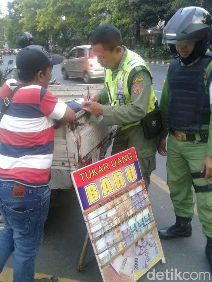 Tiap Hari, Satpol PP Solo Tangkap Belasan PKL Jasa Penukaran Uang
