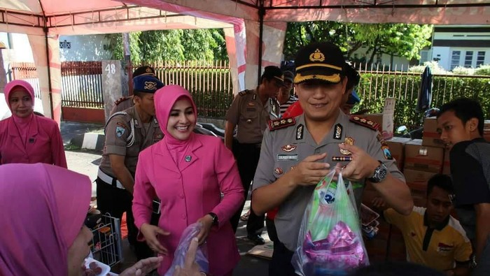 Tekan Harga, Polisi di Jember Jual Sembako Harga Miring