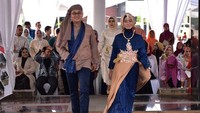 Selain itu, ada juga sejumlah karyawan Kementerian Desa, PDT, dan Transmigrasi yang mengikuti Lomba Fashion Show Busana Muslim yang sengaja digelar di lobby utama kantor Kemendes PDTT.  Foto: dok. Kemendes