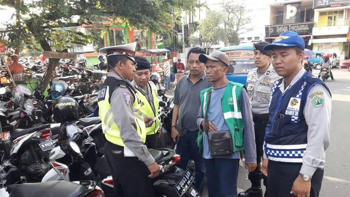 Polisi Tertibkan Parkir Jalanan yang Menjamur di Malang