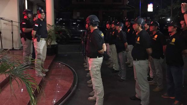 Eagle Team yang bersenjata lengkap ini dipimpin oleh Kasat Reskrim Polres Jakarta Barat AKBP Andi Adnan.