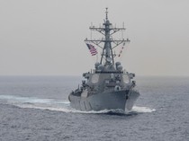 Tegang! Helikopter Militer Iran Usir Kapal Perang AS di Teluk Oman