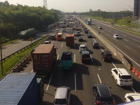 Tol Jakarta arah Cikampek sejak Jumat (16/6) malam hingga pagi ini mengalami kemacetan yang cukup panjang. 