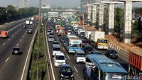 Pembangunan LRT serta ada proyek pengerjaan jalan menjadi salah satu penyebab terjadinya kemacetan.