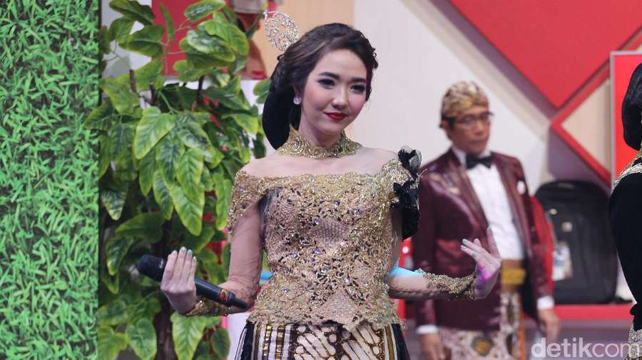 Ayu Tenan! Gisel Cantik Berkebaya