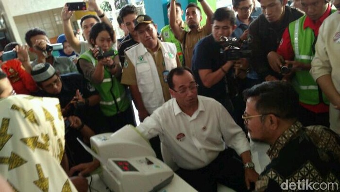 Pantau Posko Mudik, Menhub dan Gubernur Sulsel Cek Tensi Darah