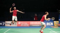 Di gim pamungkas, Boe/Mogensen langsung melejit. Mereka mengumpulkan lima angka beruntun untuk unggul 5-0. Fajar/Rian tak bisa keluar dari tekanan, hingga unggulan kedua itu sampai unggul jauh 11-4. Usai interval, Boe/Mogensen masih tak terbendung. Mereka menutup gim ketiga dengan skor 21-12.