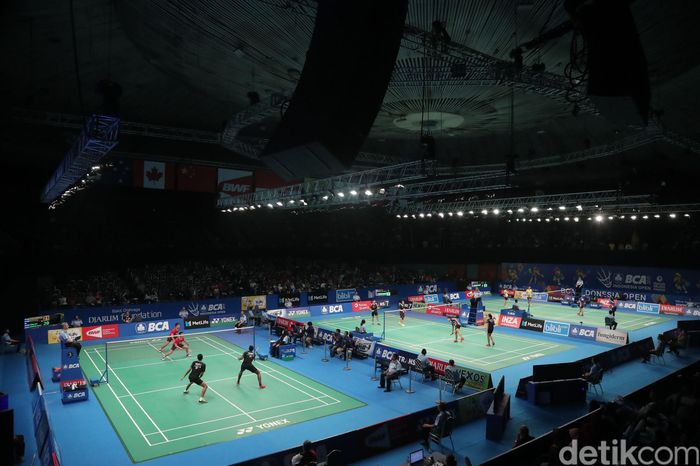 Indonesia Open 2017 Suasana Terkini Venue BCA Indonesia Open 2017
Pekerja menyelesaikan pembuatan venue di kawasan Jakarta Convention Centre (JCC) tempat diselenggarakannya BCA Indonesia Open 2017, Senin (12/062017). BCA Indonesia Open diselenggarakan mulai hari ini hingga hari Minggu. Grandyos Zafna/detikcom