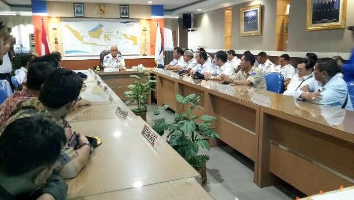 Sidak ke Ketapang-Gilmanuk. Dirjen Hubdat Coba Rakit Penolong