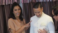 Tyas Mirasih saat menunjukkan salah satu jas yang akan dikenakan Raiden di hari H. (Desi/detikhot)