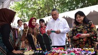 Tak lupa ia meninjau salah satu booth dan mengajak berbincang penjualnya yang ada disana. Foto: dok. Kemendes