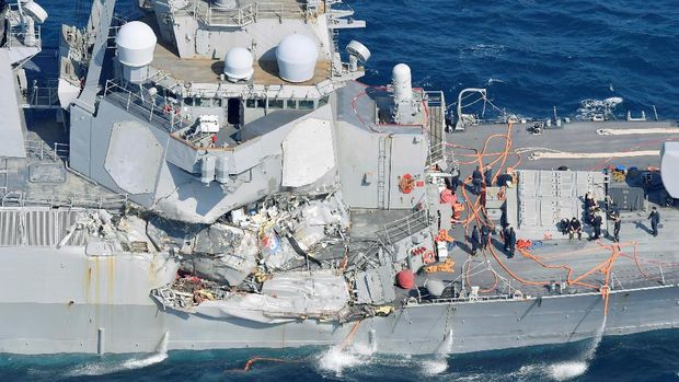 USS Fritzgerald mengalami kerusakan cukup parah di bagian kanan kapal