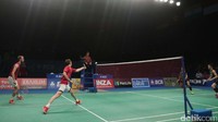 Di awal-awal gim, kejar-mengejar angka terjadi hingga skor 9-9. Jaraknya lalu bisa melebar menjadi 9-13 untuk Boe/Mogensen. Mereka terus memimpin untuk merebut set pertama dengan skor 21-17 dalam durasi 20 menit. Fajar/Rian mampu mengawal gim kedua dengan baik dan memenanginya.