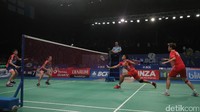 Kedua pasangan ganda campuran ini hanya cukup melakoni dua babak saja untuk menumbangkan tim lawan. 