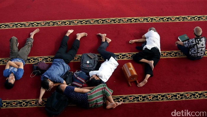 Ramadan memasuki 10 hari terakhir, sejumlah masjid pun dipenuhi warga untuk beritikaf. Seperti terlihat di Masjid Al- Azhar, Kota Bekasi.