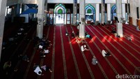 Warga tampak tertidur di Masjid Al-Azhar.