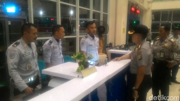 Polisi mengecek kesiapan angkutan mudik di Terminal Pulogadung.