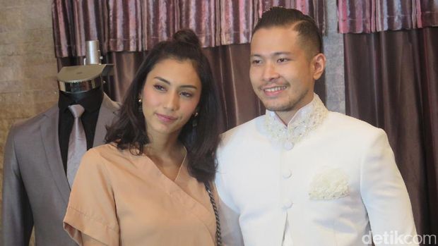 Kekasih Tyas Mirasih Fitting Baju  Luna  Maya  Sumbang Buku 