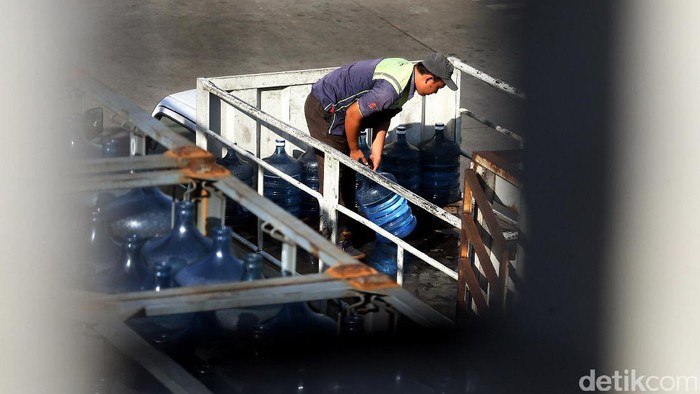 Proses isi ulang air mineral di pabrik mungkin membuat sebagian orang penasaran. Hal ini menjadi penting untuk memastikan proses produksi secara higienis dan terjaga.