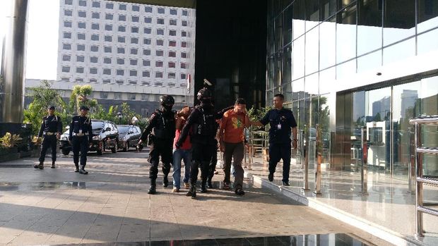 Rombongan mobil pertama yang turun di Gedung KPK