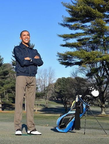 Barack Obama pakai sneakers. 