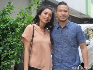 Kekasih Tyas Mirasih Fitting Baju, Luna Maya Sumbang Buku Yasin di Tahlilan Jupe
