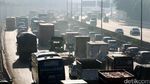 Kendaraan Mengular Panjang di Tol Cikampek
