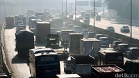 Tol Cikampek, Sabtu (17/06/2017), mengalami kemacetan panjang dampak tingginya volume kendaraan yang memasuki jalan tol tersebut.