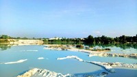 Meskipun tampak indah, airnya tidak boleh diminum lho. Ini karena kandungan tambang yang berbahaya bagi tubuh, jadi nikmati saja pemandangannya (Windra Aristiana/dtraveler)