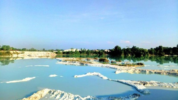 Meskipun tampak indah, airnya tidak boleh diminum lho. Ini karena kandungan tambang yang berbahaya bagi tubuh, jadi nikmati saja pemandangannya (Windra Aristiana/dtraveler) Meskipun tampak indah, airnya tidak boleh diminum lho. Ini karena kandungan tambang yang berbahaya bagi tubuh, jadi nikmati saja pemandangannya (Windra Aristiana/dtraveler)