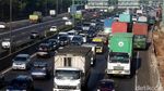 Kendaraan Mengular Panjang di Tol Cikampek