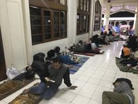 Iktikaf di Masjid PT DI, Jemaah Meluber hingga Gelar Tenda Kemah