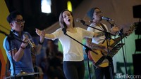 Penonton juga dihibur dengan konser musik.