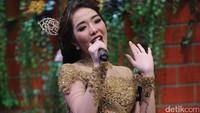 Kebaya tersebut  ia kenakan saat mengisi acara Sahurnya OVJ di Trans 7. (Hanif/detikhot)