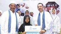 Direktur Utama PT Perusahaan Gas Negara (PGN) Jobi Triananda Hasjim, bersama dengan Komisaris Utama PGN Fajar Harry Sampurno, secara simbolis menyerahkan santunan anak yatim piatu dan dhuafa di sela peringatan malam Nuzulul Quran di kantor PGN Pusat, Jakarta.