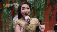 Di Sahurnya OVJ ia menjadi salah seorang sinden yang meramaikan program komedi tersebut. (Hanif/detikhot)