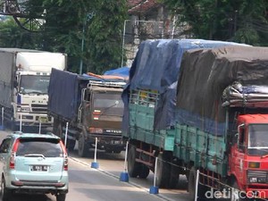 H-4 Dilarang Melintas, Truk Nonsembako Kebut Pengiriman Barang