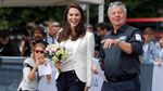 Smile! Kate Middleton Tampak Happy