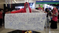 Seorang penonton memprotes jebloknya prestasi bulutangkis Indonesia.