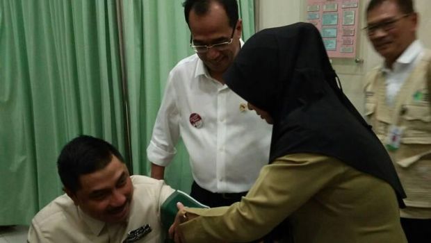 Menhub meminta anggota Komisi V DPR Michael Wattimena untuk mengecek tensi darah.