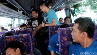 Project sales Executive PT Saint-Gobain Construction Indonesia, Aji Hidayat didampingi Owner CV Widodo Makmur, Widodo, berbincang dengan para pekerja bangunan didalam bus, sebelum berangkat.