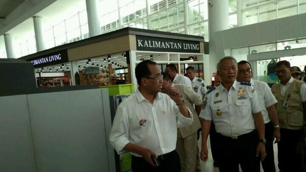 Menhub juga memantau pengamanan bandara.