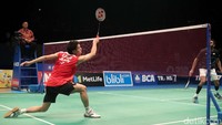 Pebulutangkis tungga putra Jepang Kazumasa Sakai menghadapi pebulutangkis tunggal putra India Prannoy dalam babak semifinal BCA Indonesia Open 2017 yang digelar di JCC, Jakarta, Sabtu (17/06/2017).