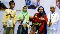 Kegiatan ini juga dihadiri Ria Enes dan Susan.