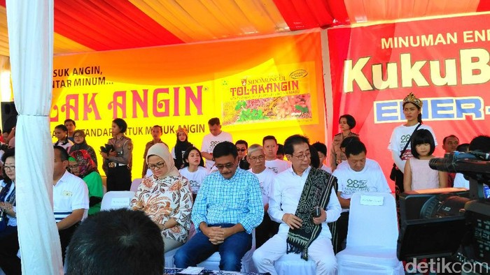 Djarot Lepas Tukang Jamu Mudik Bareng di TMII