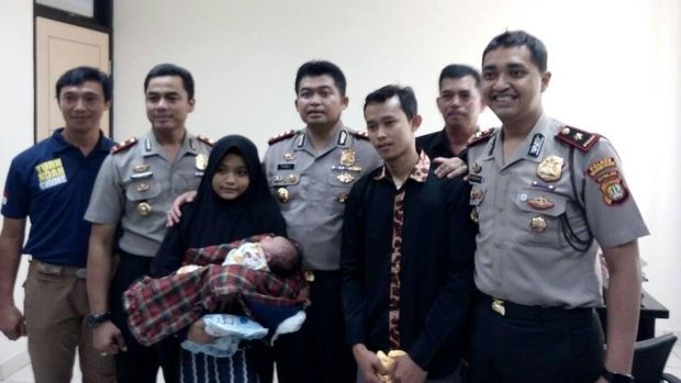 Bayi Erlangga kini berkumpul lagi bersama orangtuanya.